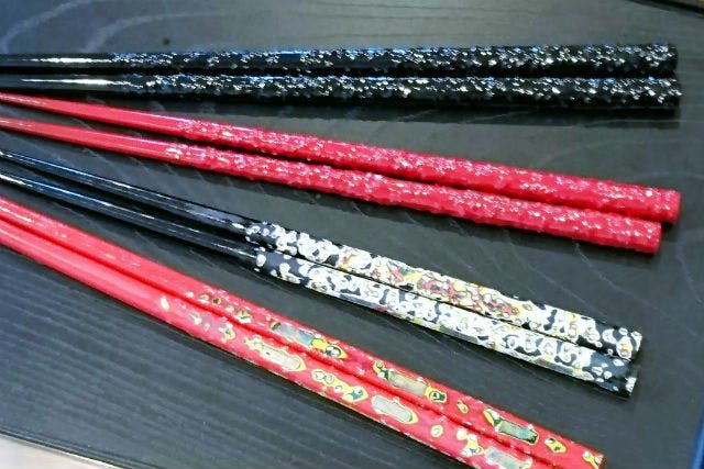 【京都・嵐山・箸作り体験】伝統を感じる体験！螺鈿のお箸研ぎ出しにチャレンジ