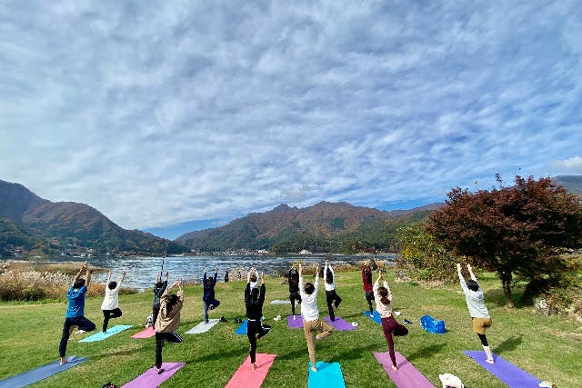 【山梨・河口湖・ヨガ体験】富士山のエネルギーを存分に味わう！外ヨガ体験