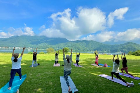 【河口湖外ヨガ】富士山の麓で特別なヨガ体験 ！ 河口湖畔ヨガリトリート