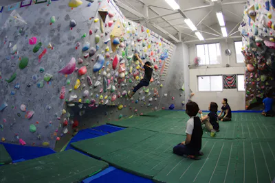 大阪 心斎橋 ボルダリング 当サイト限定 仕事帰りやお休みの日 いつでも利用できる2時間限定プラン 心斎橋駅から徒歩10分 長堀橋駅から徒歩5分 アソビュー