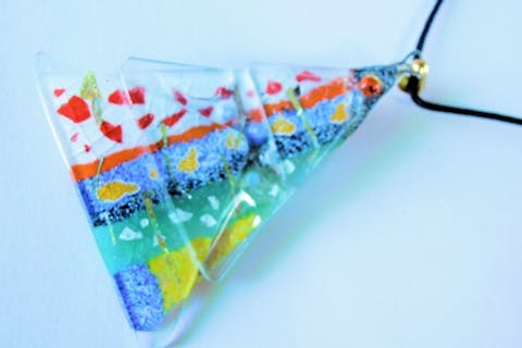 【大阪・手作りアクセサリー】ツリー型・ペンダント兼ブローチ。女性やカップルにオススメの『新ガラス七宝』