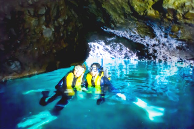 【北海道・積丹・青の洞窟シュノーケリング】泳げない方でも浮き輪があるので安心！北海道遺産にも登録された国定公園「積丹ブルー」満喫ツアー（温水シャワー完備・無料写真つき）