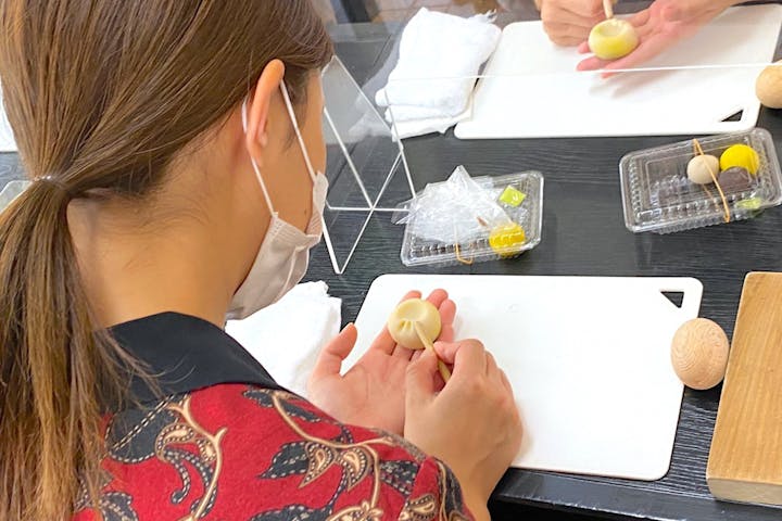 東京 新宿 和菓子教室 名店の熟練職人に学ぶ 美しく美味しい和菓子作り 4個 特典 先生と記念撮影付 アソビュー