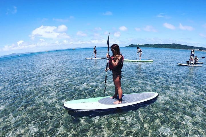 沖縄 うるま Sup 大海原に繰り出そう 観光名所 海中道路ビーチ でsup体験 アソビュー