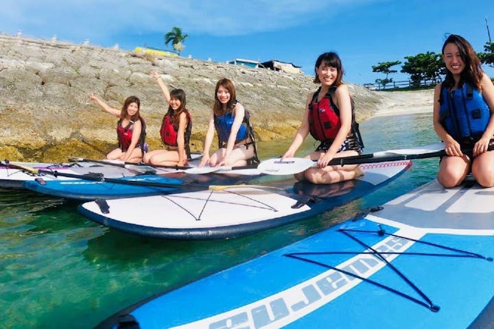 沖縄 うるま Sup 大海原に繰り出そう 観光名所 海中道路ビーチ でsup体験 アソビュー 沖縄 うるま Sup 大海原に繰り出そう 観光名所 海中道路ビーチ でsup体験 アソビュー