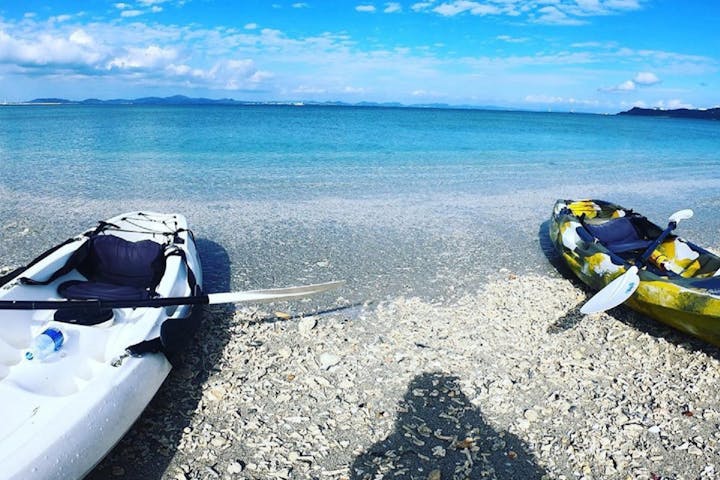 沖縄 うるま カヤック 大海原に繰り出そう 観光名所 海中道路ビーチ でカヤック体験 アソビュー