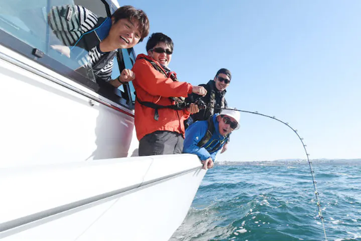兵庫 西宮 海釣り 釣りたての魚が味わえる ボート貸し切りの海釣り体験 平日限定 アソビュー