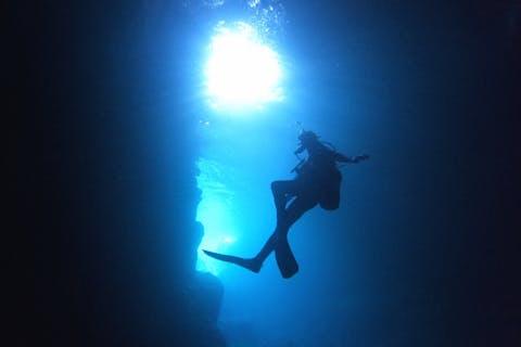 【沖縄本島・青の洞窟・ボート体験ダイビング】ASOVIEW AWARD受賞店★写真&動画無料プレゼント★ボートで快適に青の洞窟へ★インストラクター完全貸切★当日予約OK★ワンランク上の5ッ星ツアー