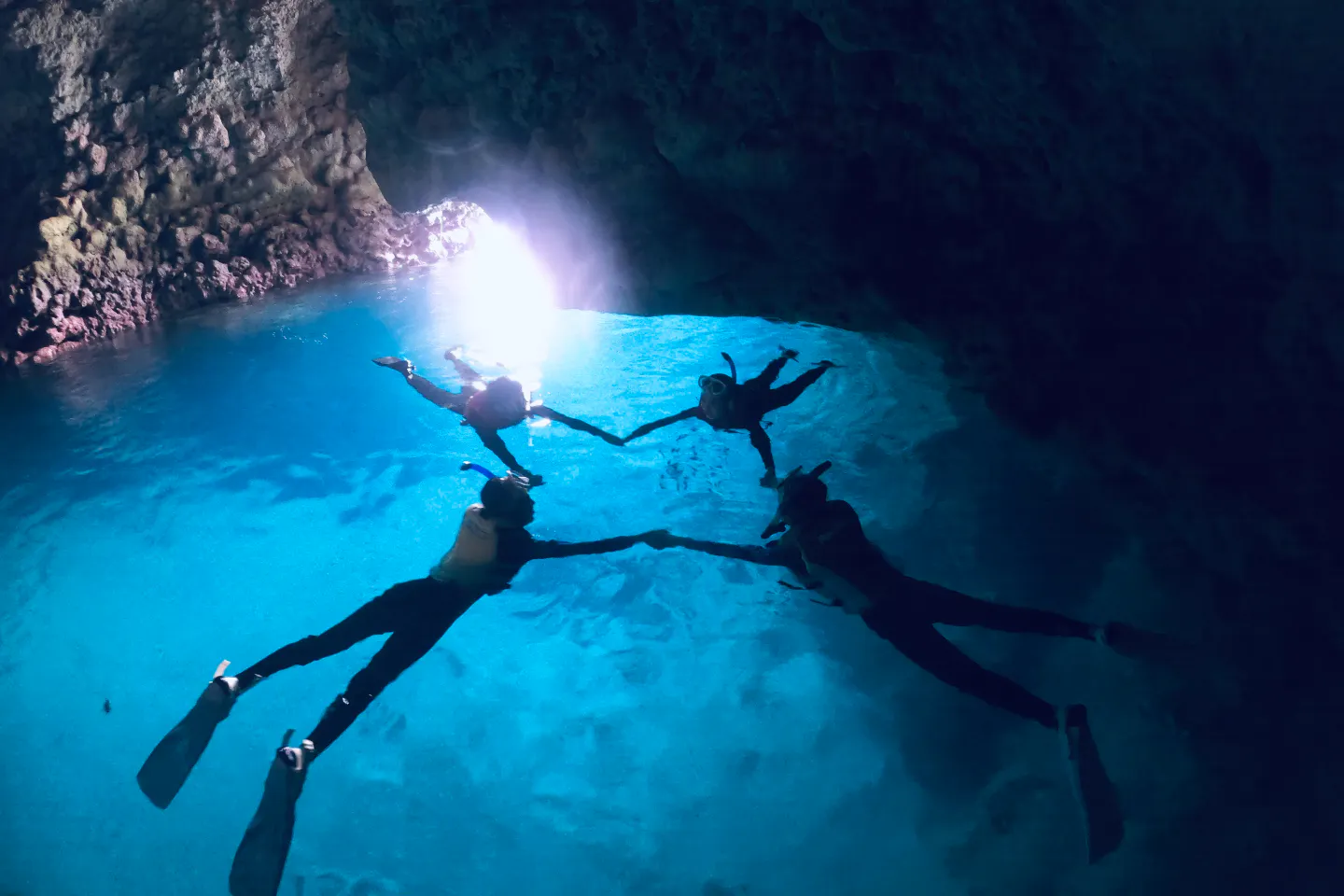 王道プラン 沖縄 青の洞窟 ボートシュノーケル Asoview Award2年連続受賞 完全少人数制 ウェアラブルカメラでsns映えする超高画質写真 映像無料プレゼント ワンランク上の贅沢ツアー アソビュー