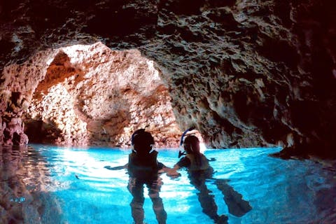 【沖縄本島・青の洞窟・ボートシュノーケル】ASOVIEW AWARD受賞店★最新GoPro写真&動画無料プレゼント★ボートでプチクルーズしながら青の洞窟へ★当店自慢の快適ツアー