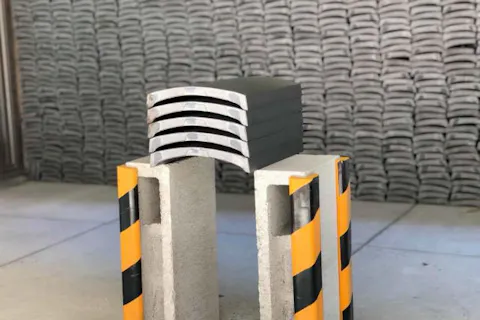 東京 浅草 瓦割り 瓦に思いをぶつけよう 瓦割り100枚 1時間半貸切プラン アソビュー