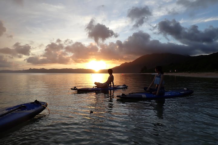 沖縄 石垣島 Sup 全身で朝日を浴びる最高の始まり サンライズsupヨガ体験 アソビュー