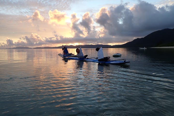 沖縄 石垣島 Sup 全身で朝日を浴びる最高の始まり サンライズsupヨガ体験 アソビュー