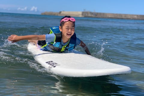 【秋田・由利本荘市・サーフィン】日本海でサーフィン体験！お子様はサーフィンと海遊び体験なども楽しめます！