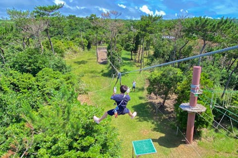 フォレストアドベンチャーin恩納　　　【アドベンチャーコース】　　　　　　海を見ながらジップライン！