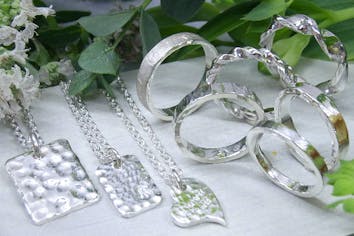 名古屋・栄駅すぐ】観光にも◎ 職人工房で本格シルバーアクセ作り