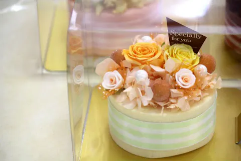 山梨 昭和町 フラワーアレンジメント教室 プリザーブドフラワーのフラワーケーキ作り アソビュー