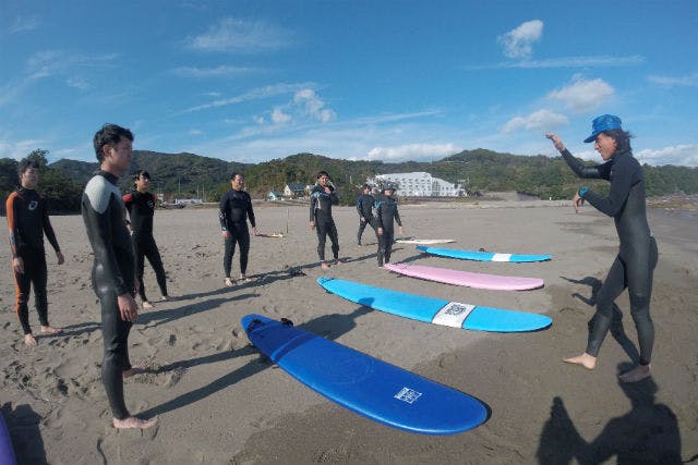 高知 生見海岸 サーフィン 西日本有数のサーフポイント生見海岸でサーフィン体験 コンスタントにくる波をキャッチしよう 約2時間30分 アソビュー