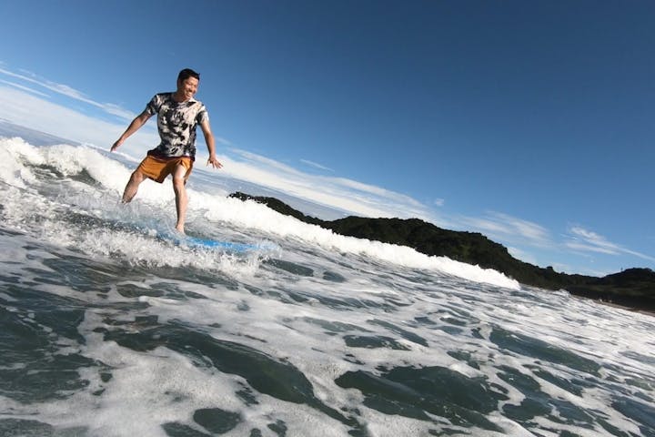 高知 生見海岸 サーフィン 西日本有数のサーフポイント生見海岸でサーフィン体験 コンスタントにくる波をキャッチしよう 約2時間30分 アソビュー