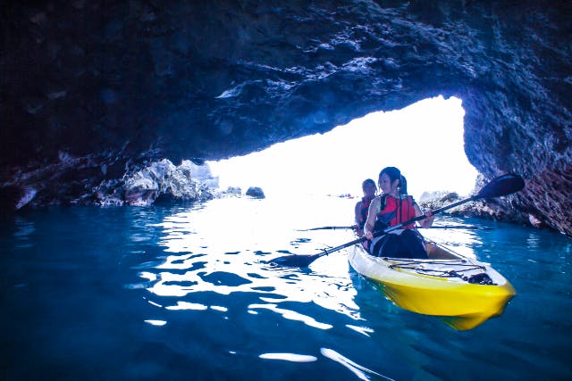 【北海道・積丹・青の洞窟シーカヤック】美しく青く透き通った海底もまる見え！北海道初上陸のクリアカヤックで「積丹ブルー」を満喫！（写真つき）