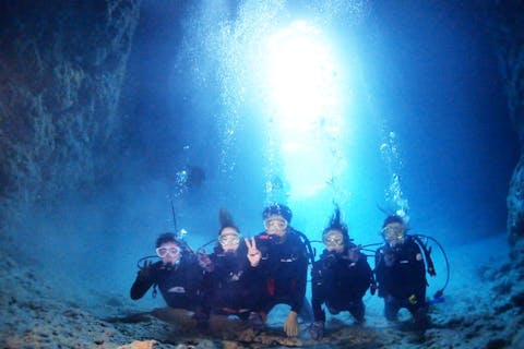 【沖縄・恩納村・体験ダイビング】神秘的な空間を満喫！青の洞窟ビーチエントリーコース