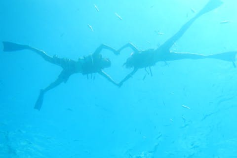 【沖縄・恩納村・シュノーケリング】幻想的な空間を満喫！青の洞窟ビーチエントリーコース