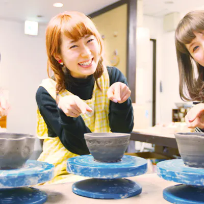 梅田・手びねり】挑戦派?癒し派?アート派?手回しロクロで陶芸 梅田・手びねり】挑戦派?癒し派?アート派?手回しロクロで陶芸