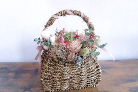 【さいたま市・ドライフラワーアレンジメント】優しい色合いのドライフラワーかごアレンジ
