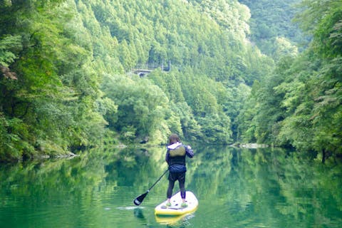 【東京・奥多摩・SUP】資格を持っている地元在住ガイドで安心！山に囲まれた白丸湖でのんびりSUP体験ツアー＜少人数制／写真プレゼント＞＜JR青梅線白丸駅から徒歩7分＞