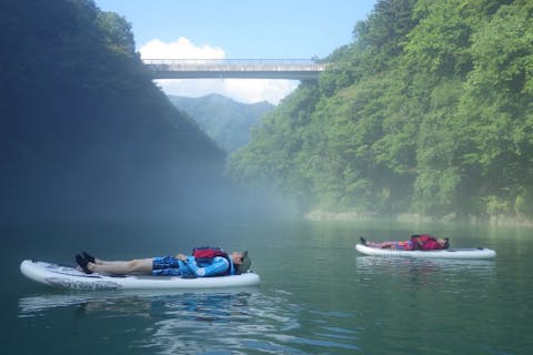 朝7時スタート！【東京・奥多摩・SUP】みんなで朝活！山に囲まれた湖でのんびり朝SUPツアー＜少人数制 / 写真プレゼント / ライセンス所有で安心＞
