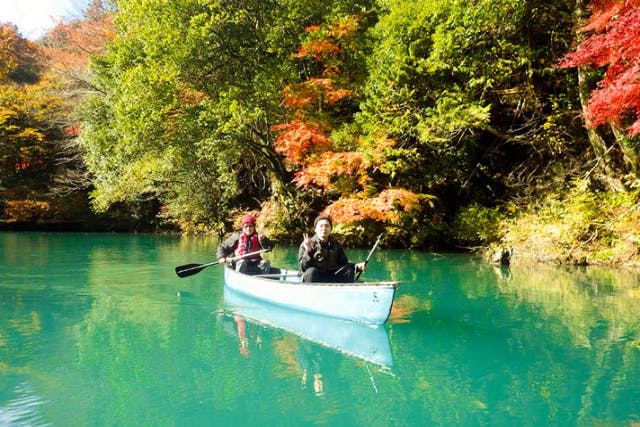 【東京・奥多摩・カヌー】山に囲まれた湖でカヌー遊覧！カナディアンカヌーツアー