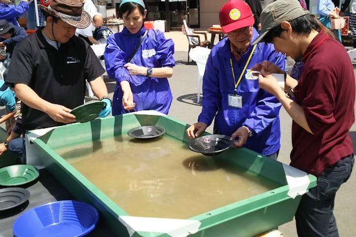 岩手 宝探し 砂金採りの名人に教わる 砂金採り体験 アソビュー