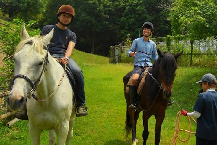 乗馬体験 岡山 勝央icから10分 1人乗りデビューは優しい馬とスタッフさんにお任せ ファーマーズマーケットでイチオシの癒し体験 アソビュー