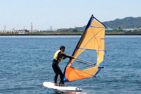 静岡・ウィンドサーフィン】風を受けて進む魅力を体感！1日レッスン