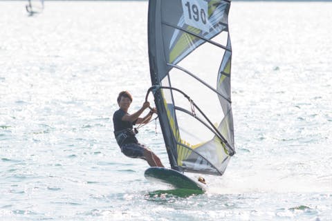 【静岡・ウィンドサーフィン】風を受けて進む魅力を体感！1日レッスンプラン