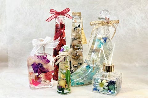 【東京・新宿・ハーバリウム】新宿三丁目駅から徒歩約5分！お好きな花材で作るフラワーハーバリウム特別レッスン　おひとり様・カップルのご参加OK！！女性に人気