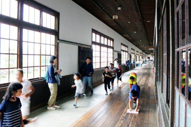 【雑巾がけ体験・愛媛】日本最長！築90年以上の懐かしい木造校舎を激走！体験後はカフェでゆっくり、街並みにうっとり。西予宇和ICから約5分