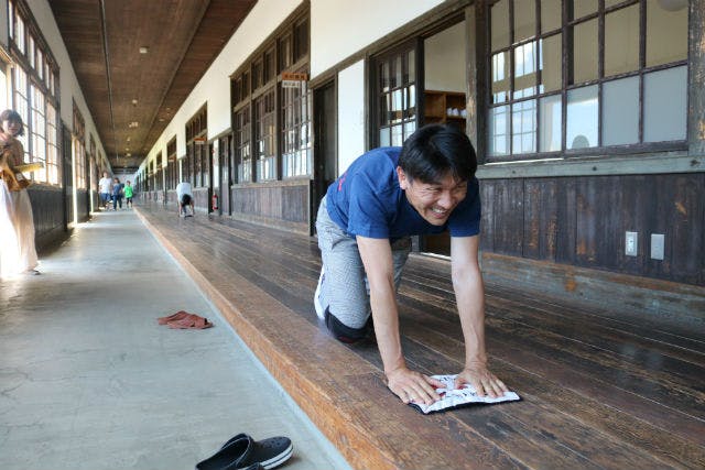雑巾がけ体験 愛媛 日本最長 築90年以上の懐かしい木造校舎を激走 体験後はカフェでゆっくり 街並みにうっとり 西予宇和icから約5分 アソビュー