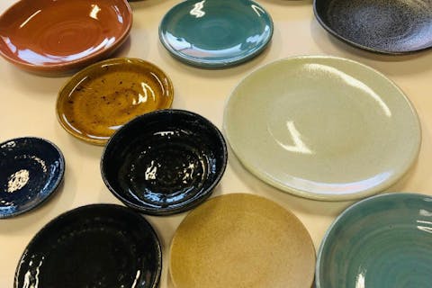 【愛知・常滑・陶芸教室】電動ろくろ40分おためしプラン！35種類以上からお好きな色が選べる（焼成費・加工費全て込み！）