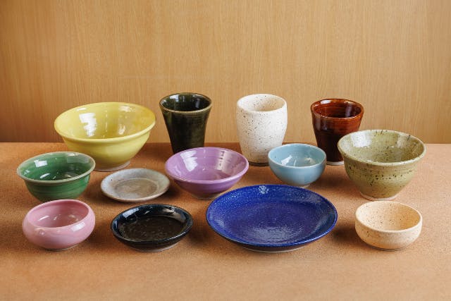 【常滑・陶芸体験】当店人気NO.1 90分たっぷりコース ゆっくりと楽しみたい方におすすめです！色も50種類の沢山ある中から好きな色を選べます