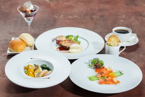 【兵庫・神戸・クルージング】「サンシャインコース」旬野菜・魚＋肉のＷメイン・デザートなど全5品！特別な空間で贅沢なフレンチを♪