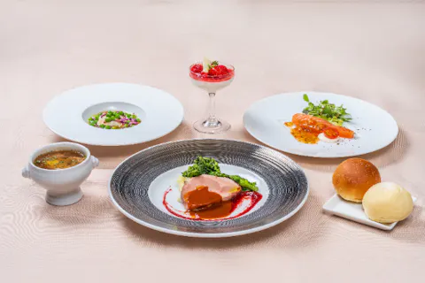 【兵庫・神戸・クルージング】「サンシャインコース」旬野菜・魚＋肉のＷメイン・デザートなど全5品！特別な空間で贅沢なフレンチを♪