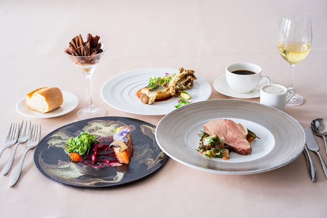 【兵庫・神戸・クルージング】「サンシャインコース」旬野菜・魚＋肉のＷメイン・デザートなど全5品！特別な空間で贅沢なフレンチを♪