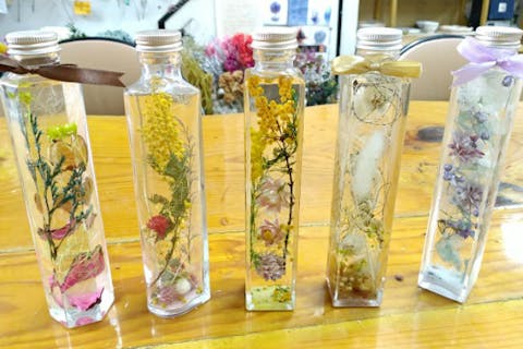 【愛知・名古屋・ハーバリウム】名古屋駅徒歩4分！300種の花材＆10種の瓶から選べる！1本制作コース