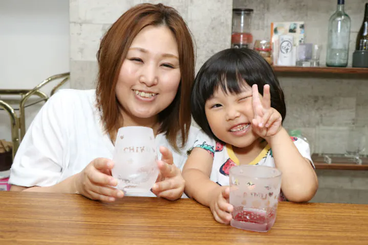 大阪 難波 サンドブラスト 平日割引あり 100種以上のシールから選べる グラスアート体験 アソビュー