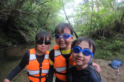 【沖縄・名護発・リバートレッキング】家族みんなでジャングル探検（2時間30分）