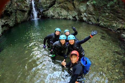 【沖縄・名護発・リバートレッキング】ずぶ濡れで行く！ジャングルアドベンチャーの冒険コース（3時間）2名以上で割引あり！