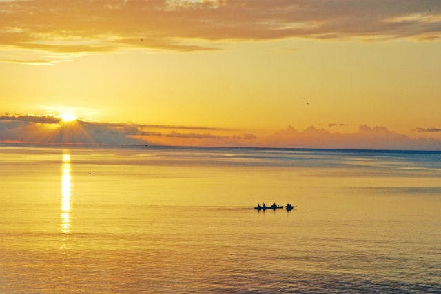 【沖縄・石垣島・カヌーツアー】夕日に輝くオレンジの海と夜空を眺めるサンセット・ナイトカヌー