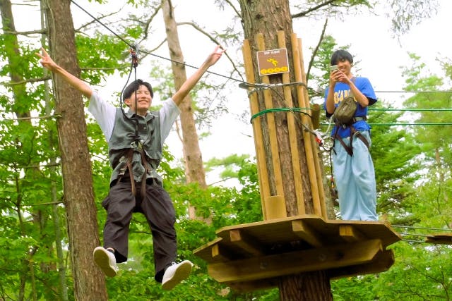 【山梨・富士山麓/河口湖・アスレチック】フォレストアドベンチャーの時間制遊び放題コース：トレックコース120分プラン