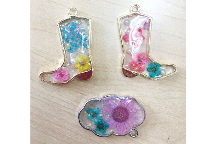 北海道 札幌 Uvレジン 簡単 きれい 本物のお花でつくるuvレジン アソビュー